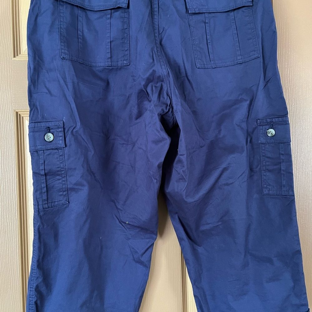 Women Lee cargo pants size 16. In good condition.